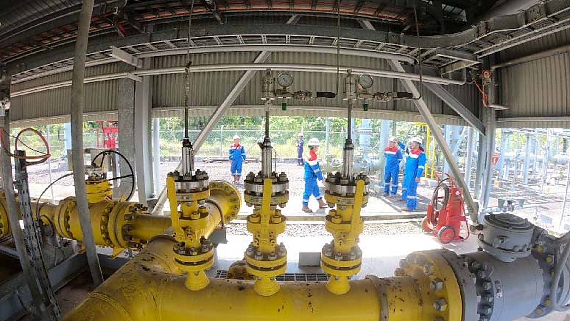 Gas piping on a metering skid facility